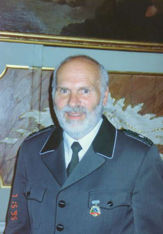 Manfred Vesper mit einem Orden auf der Jacke